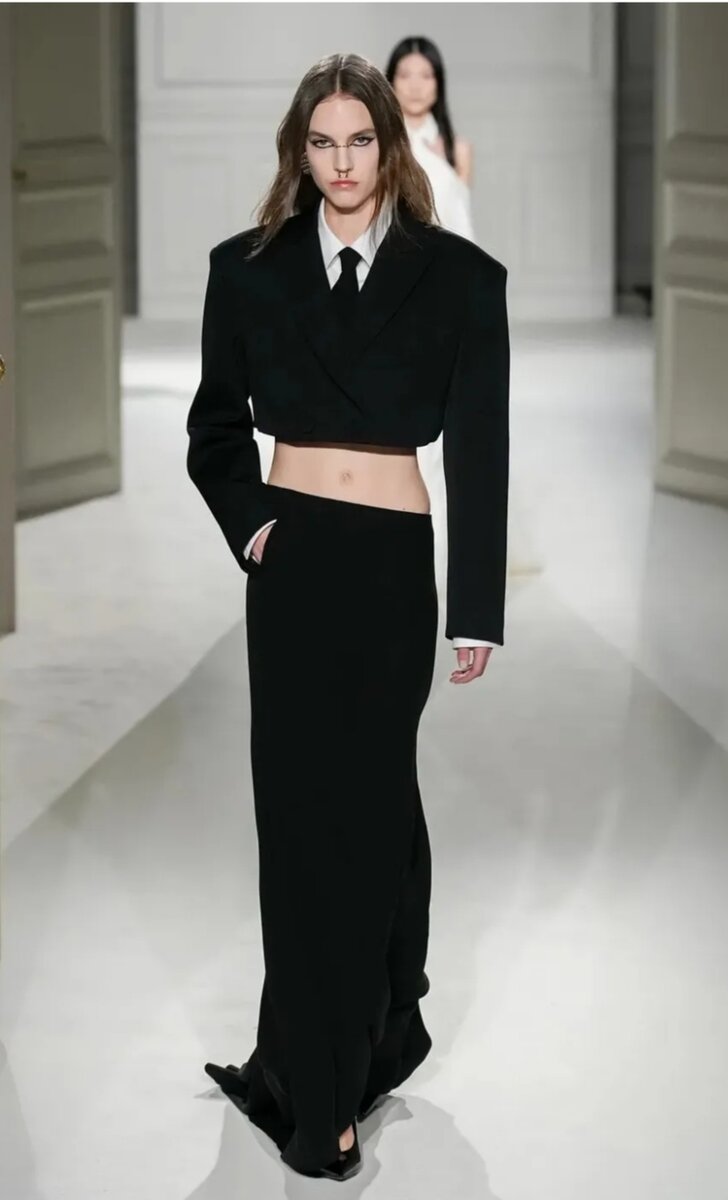 Открытый живот не исключает галстука