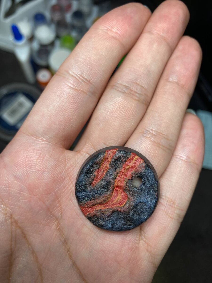 Оформление подставки самый творческий элемент в процессе подготовки миниатюры. Вход идёт все, различные текстурные пасты, остатки литника, песок, мусор и прочее прочее все что ваша фантазия позволит. Для оформления данной подставки я использовал текстурную пасту имитирующую грязь от Citadel и раскрасил ее. В дальнейшем в углубления я добавил эпокситного клея для имитации жидкой лавы.