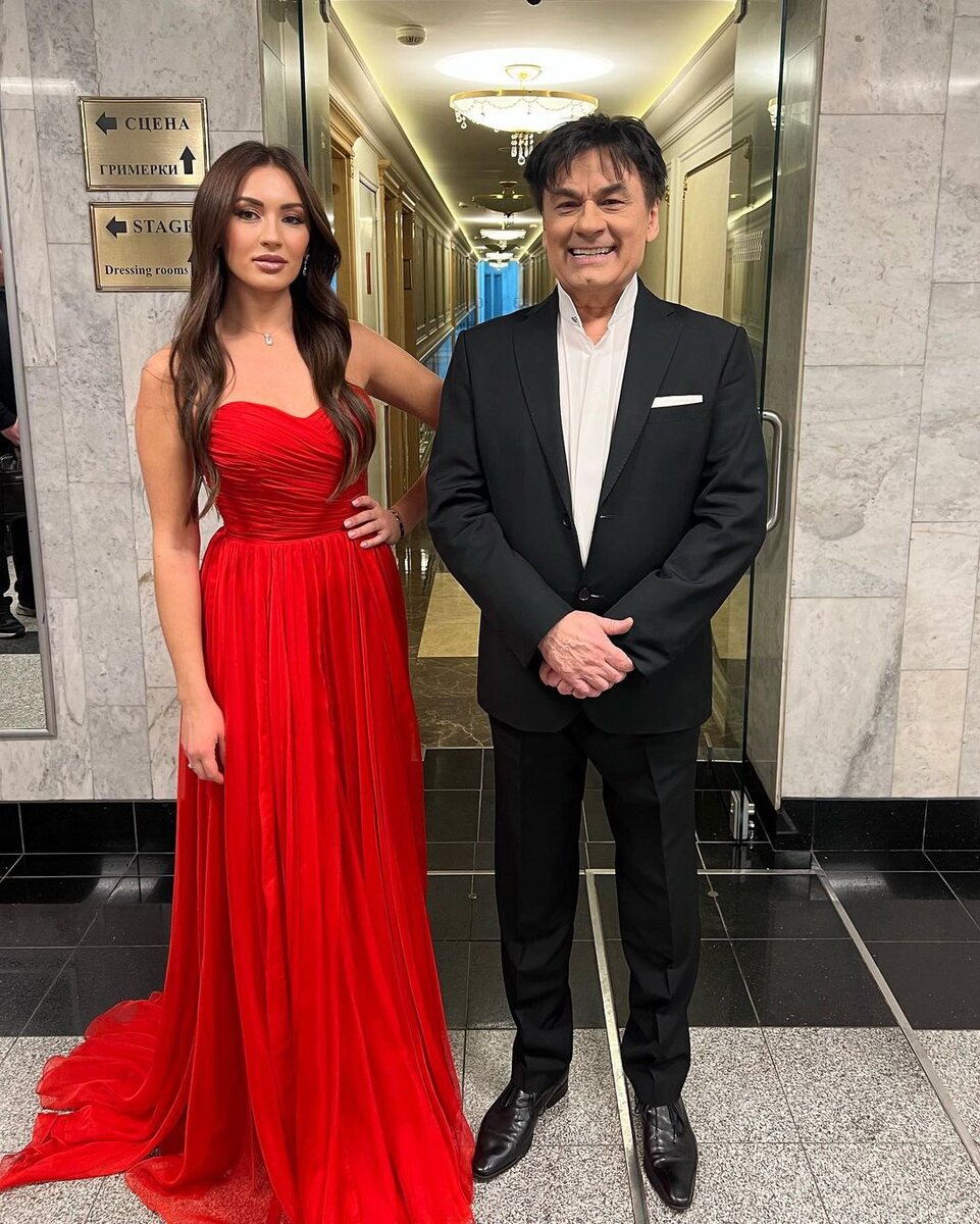    Мишель Серова с отцом за кулисамиСоцсети МИшель Серовой