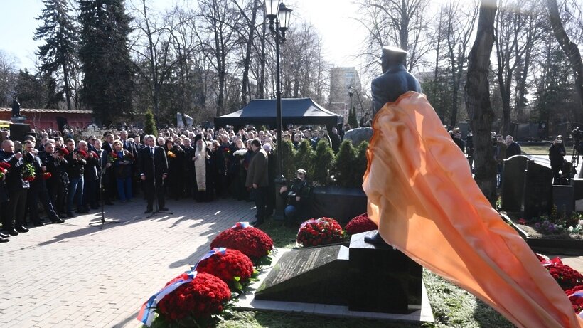   Памятник основателю ЛДПР Владимиру Жириновскому, открытому в годовщину смерти политика на Новодевичьем кладбище в Москве. ©Илья Питалев РИА Новости