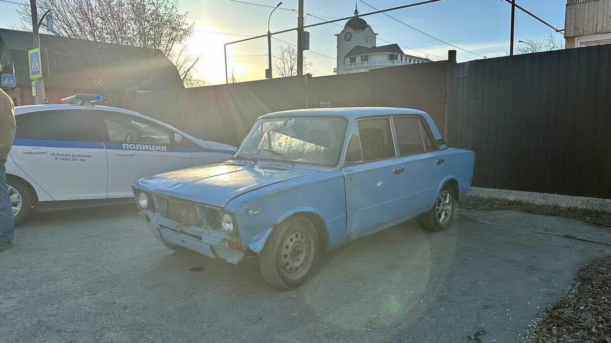     В областной столице 16-летний подросток на ВАЗ-2106 пытался проскочить участок улицы Интернациональной, где стояли сотрудники ДПС. Инспекторы задержали его на пешеходном переходе, там его машина заглохла.