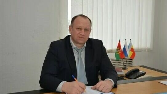     Замглавы администрации Каменска-Шахтинского Сергея Сухарева осудили на два года колонии из-за получения выплат по инвалидности, которой у него не было, об этом сообщили в пресс-службе УФСБ по Ростовской области.