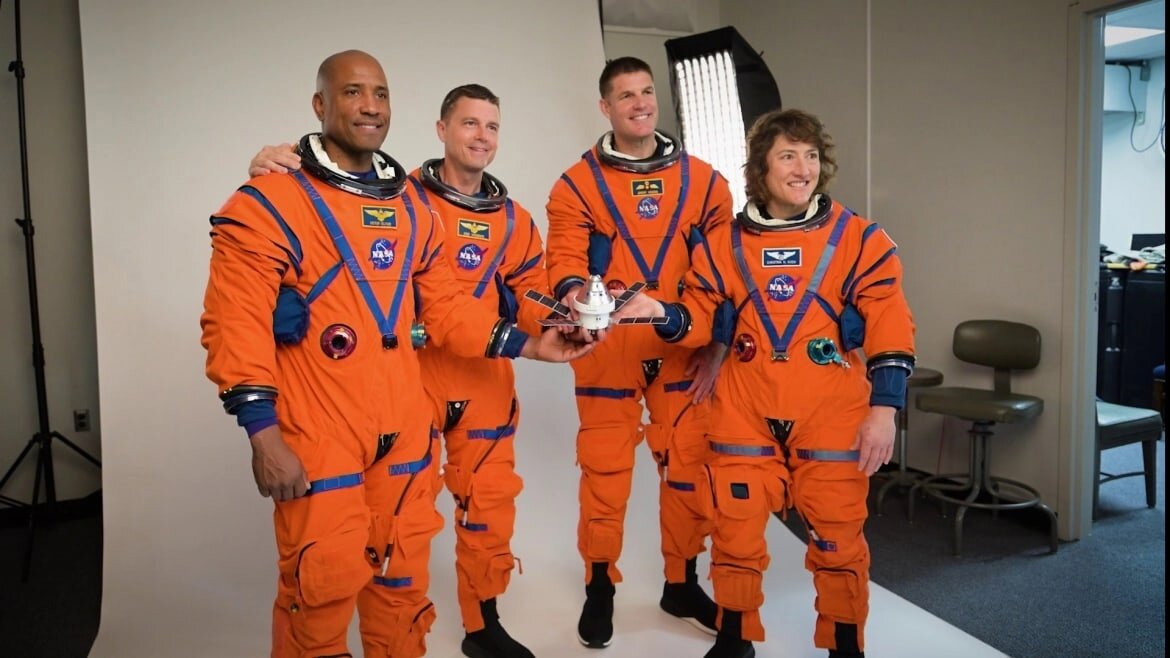 Экипаж лунной экспедиции и макет КК "Орион", NASA