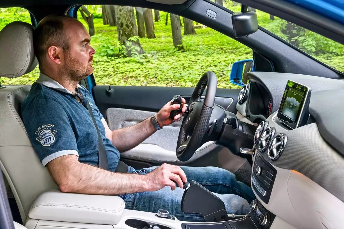     Управлять такими автомобилями можно без использования ног