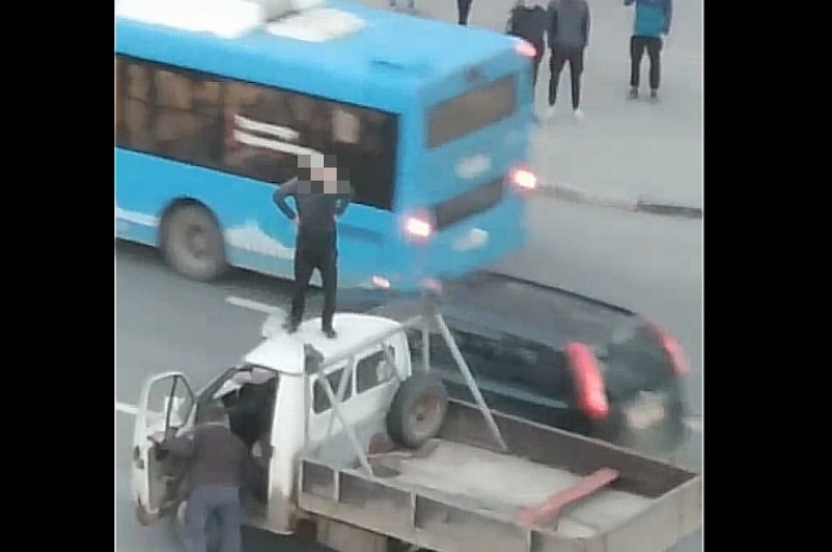    Прохожий запрыгнул на крышу машины на проспекте в Твери