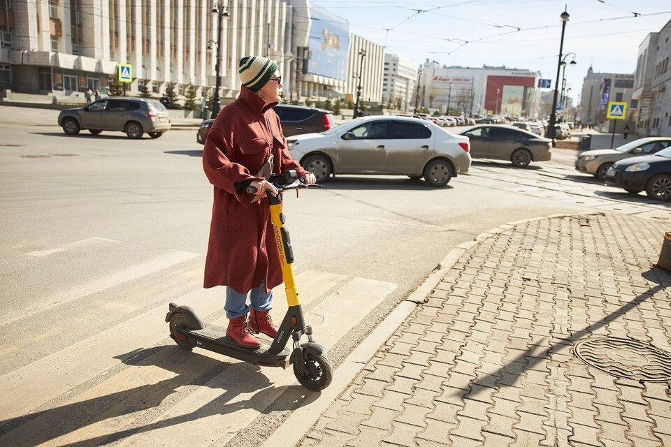     Новосибирцев возмутили электросамокаты, разбросанные по городу. Николай ОБЕРЕМЧЕНКО