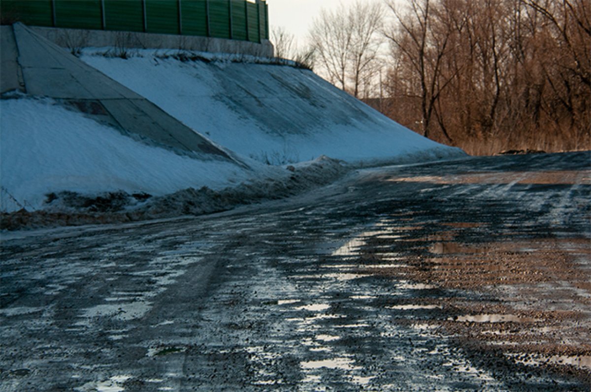    Популярная ныне в главном латвийском городе шутка: «Мы слышали, что бомбили Украину. Но кто бомбил улицы и дороги Риги?»