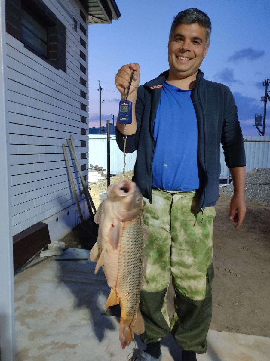 Довольный, хвалится добычей. 