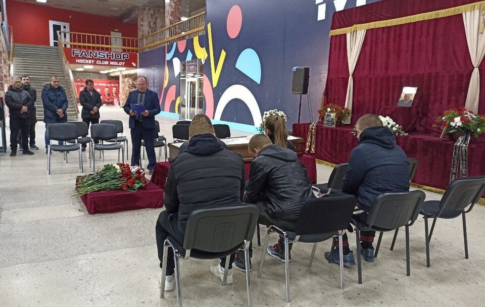    На церемонии прощания присутствовали родные, друзья и бывшие коллеги Андрея Мичкова. Анна Маркова