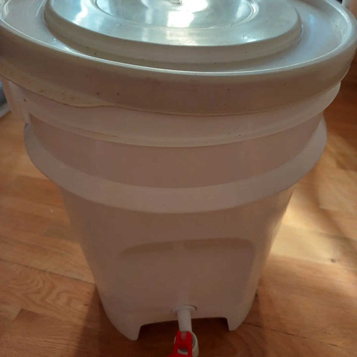 Объем 15 литров, снаружи удобный краник для слива жидкости 