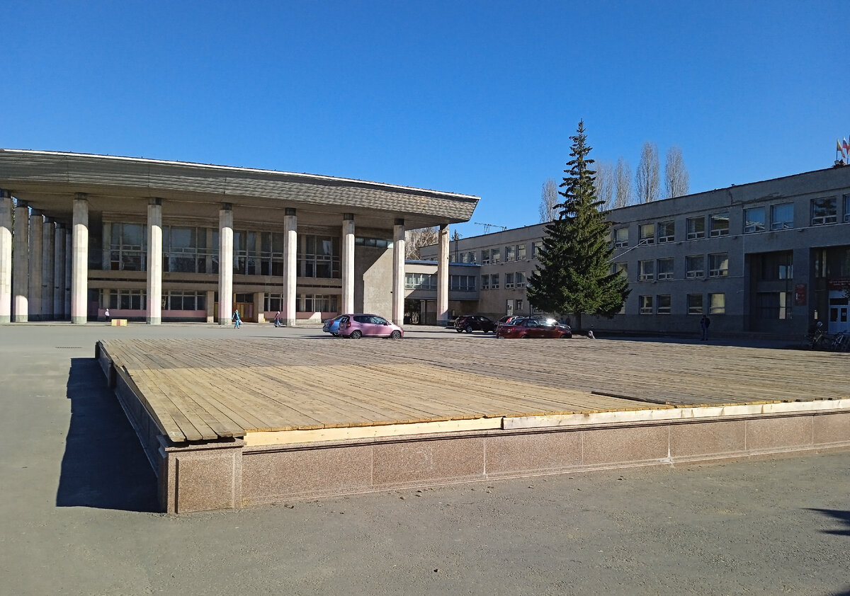 Фотография сделана мной. Закрытый на зиму фонтан. 