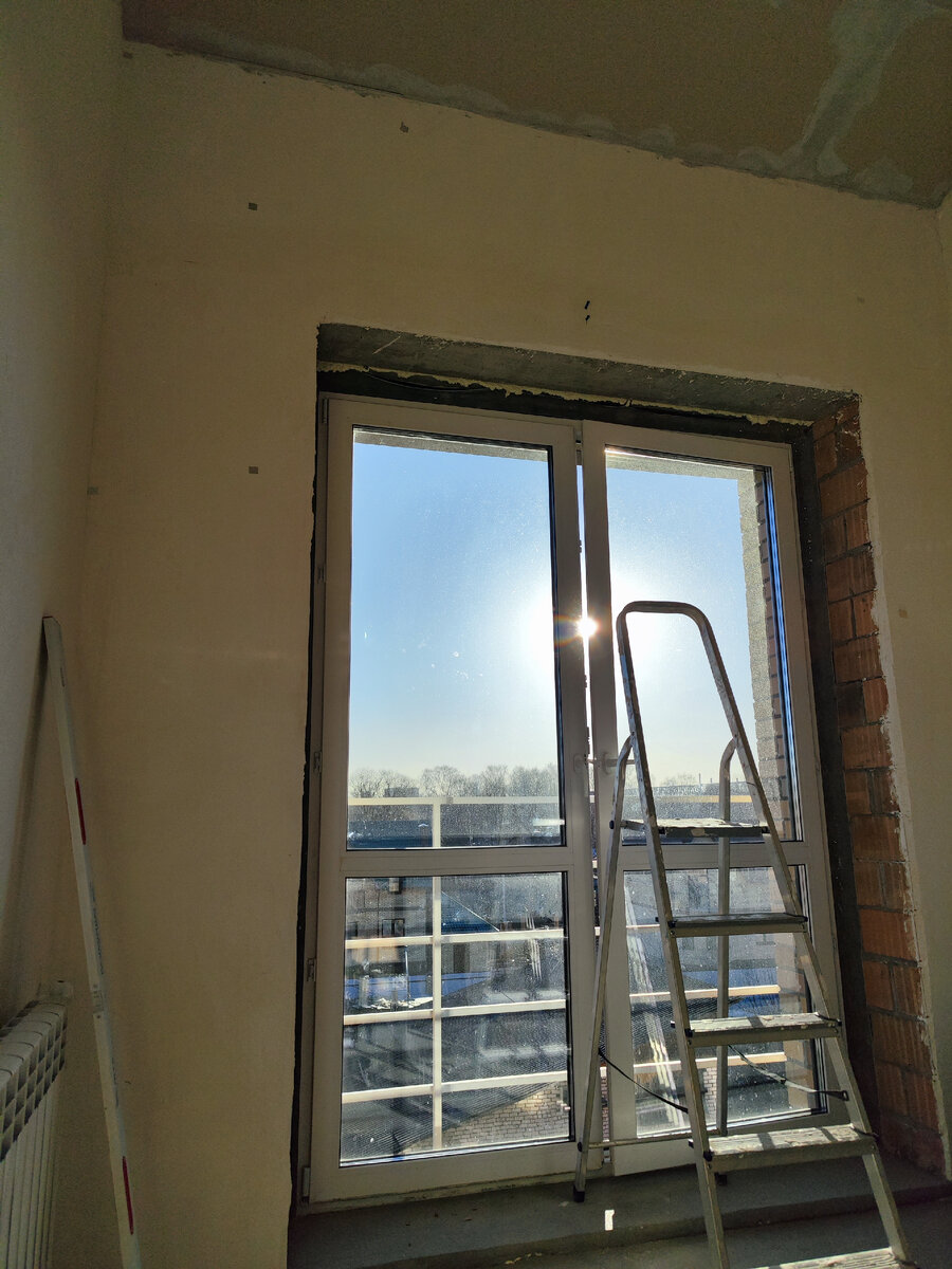 Подготовка к установке карниза. Высота от пола до потолка ~3 м.