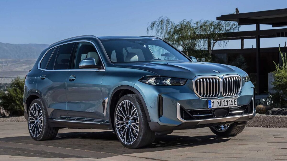 Представлено обновленное семейство кроссоверов BMW X5 и X6 2023 модельного года. В целом, после рестайлинга модели остались узнаваемыми, но изменения заметны сразу.

Во внешнем дизайне самое главное изменение – новая более узкая оптика со встроенными ходовыми огнями в виде стрелок, которые также выполняют роль поворотников.

В салоне, как и ожидалось, новый большой изогнутый дисплей приборной панели и мультимедийного комплекса IDrive 8. А также отсутствие рычага переключения передач на центральном туннеле, вместо него небольшой селектор.