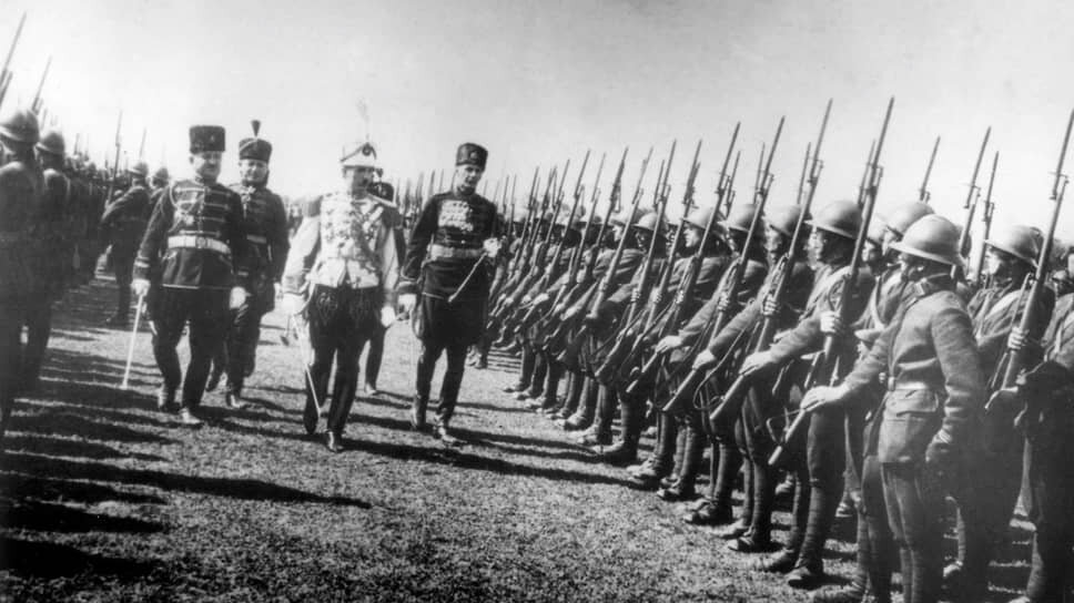 Фото: РГАКФД/Росинформ / Коммерсантъ📷«В 1928 г. Зогу объявил себя королем, и это еще более укрепило влияние Италии» (на фото — король Албании Ахмет Зогу принимает парад войск. Албания, 1928 год)