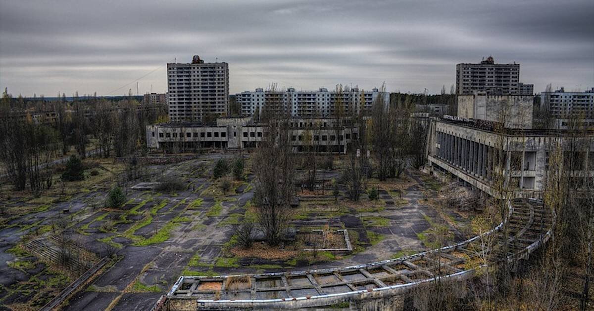 Дом 26 апреля. Чернобыль зона отчуждения Припять. Чернобыль зона отчуждения город. Чернобыль зона отчуждения город Припять. Зона отчуждения Чернобыль станция Припять.