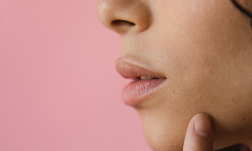 Почему появляются прыщи на щеках у женщин