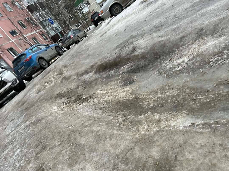    Растаявший снег превратился в лед