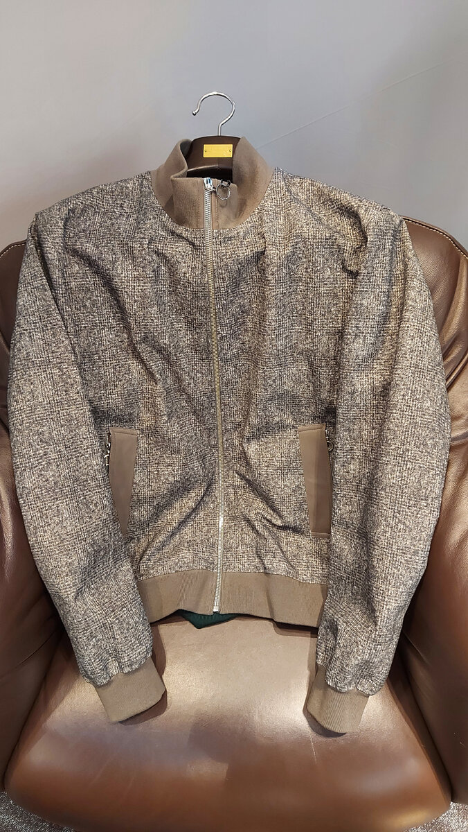 Серо-бежевая куртка в клетку на манер пиджака или брюк