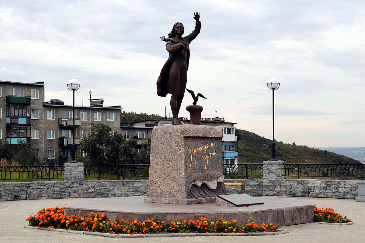 Памятник ждущей в Мурманске. Памятник умеющим ждать в Мурманске. Памятник ждущей в Мурманске фото. Мемориал ждущей Мурманск.