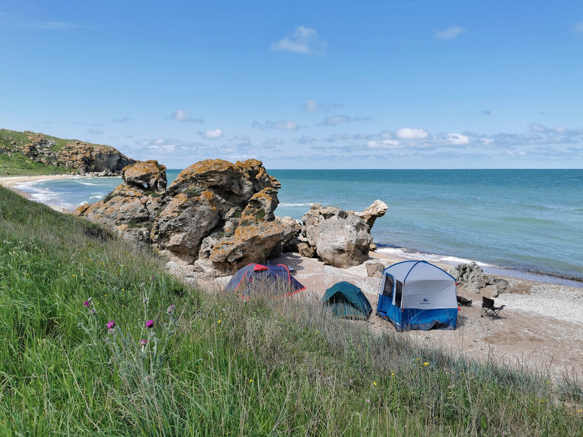 Палатки наши :) Вокруг никого.