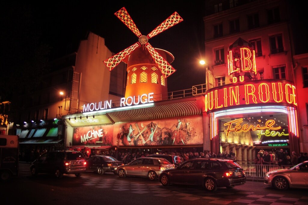 
Знаменитое парижское кабаре расцвечено неоновыми огнями