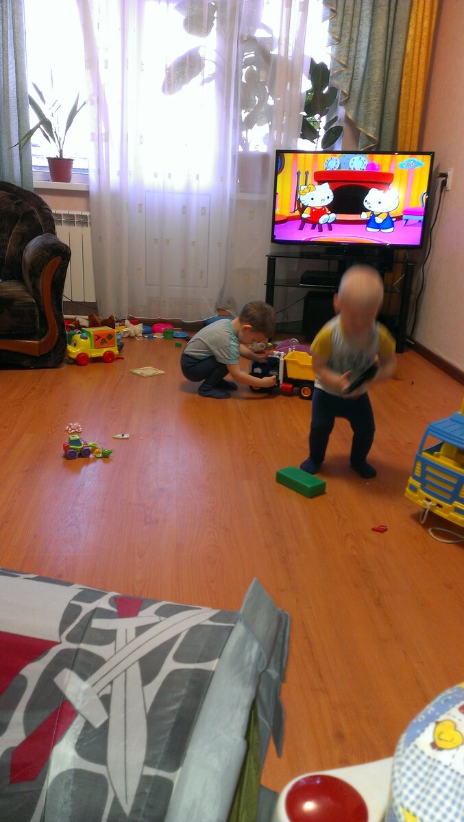 Сын с племянником играют