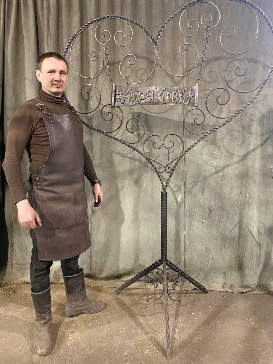 Кузнец Антон Киряков изготовит арт-объект из гвоздей. На снимке фотозона в мастерской