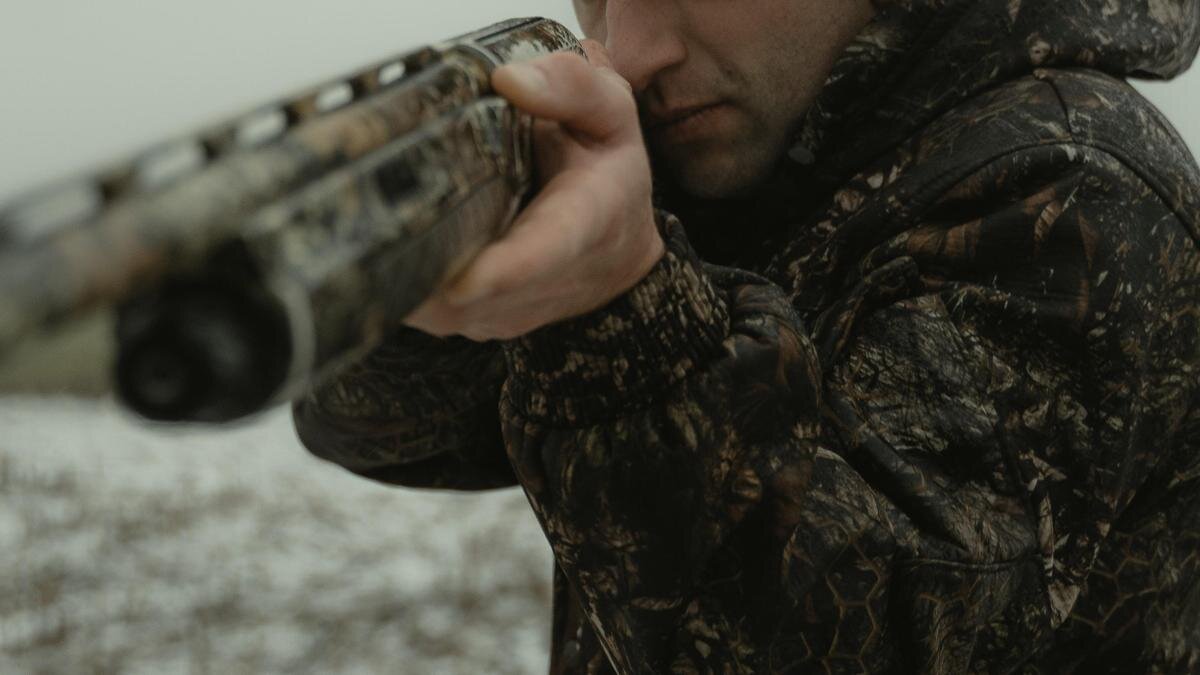    Мужчина с оружием в руках:pexels.com