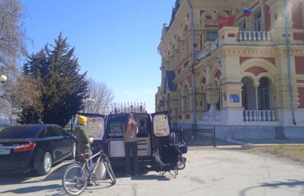    Камышин, Кофемобиль на набережной и его хозяйка Ольга (фото Петра Баранова)