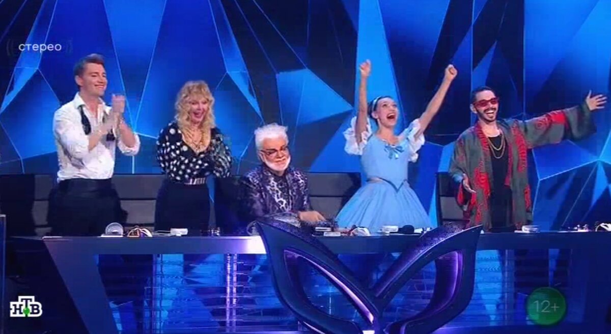 Все радуются, что угадали звезду под маской