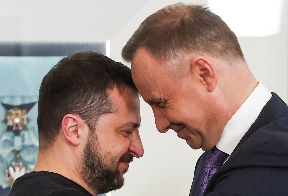     Президент Польши Анджей Дуда и Владимир Зеленский во время визита президента Украины в Варшаву.  REUTERS