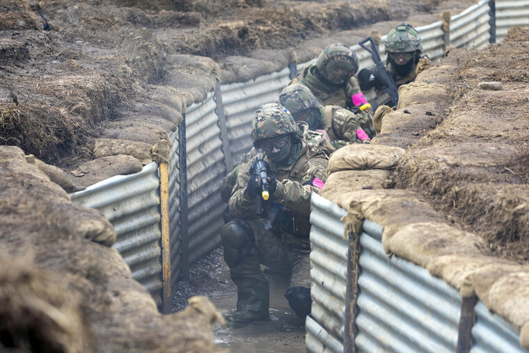    Украина забрасывает в Артемовск неопытных бойцов, заявил боец ЧВК «Вагнер»