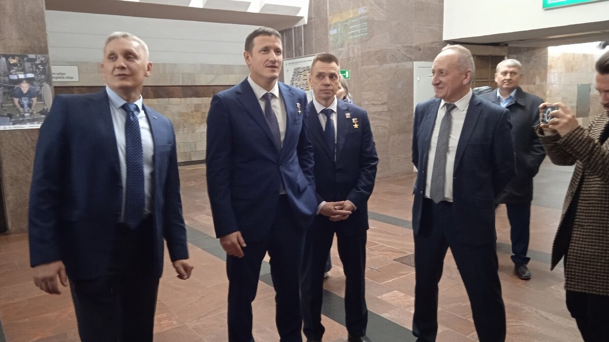 Второй слева - космонавт С.Кудь-Сверчков, первый слева - директор Планетария Екатеринбурга В.Прокопьев