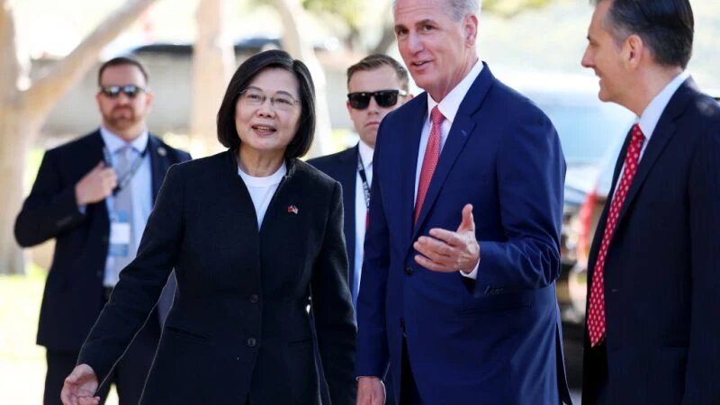Спикер Палаты представителей Кевин Маккарти (республиканец от Калифорнии) приветствует президента Тайваня ЦайИнвэнь (слева) по прибытии в Президентскую библиотеку Рональда Рейгана на двухпартийную встречу в Сими-Вэлли, Калифорния, 5 апреля 2023 года. (MarioTama/GettyImages)