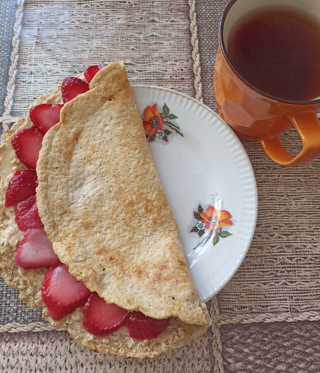 Овсяноблин с арахисовой пастой и клубникой. 