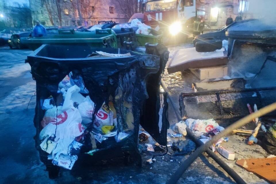    Пожар начался на площадке для сбора мусора. Фото: vk.com/murman01