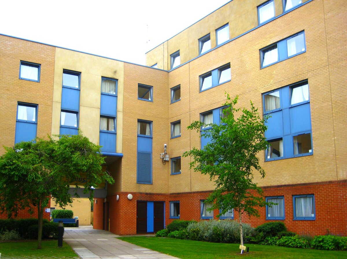 А это вот совсем непохоже на Англию (больше на детский сад за углом), но тем не менее это она. Общежитие Университета Англия Раскин, Кембридж, Англия.