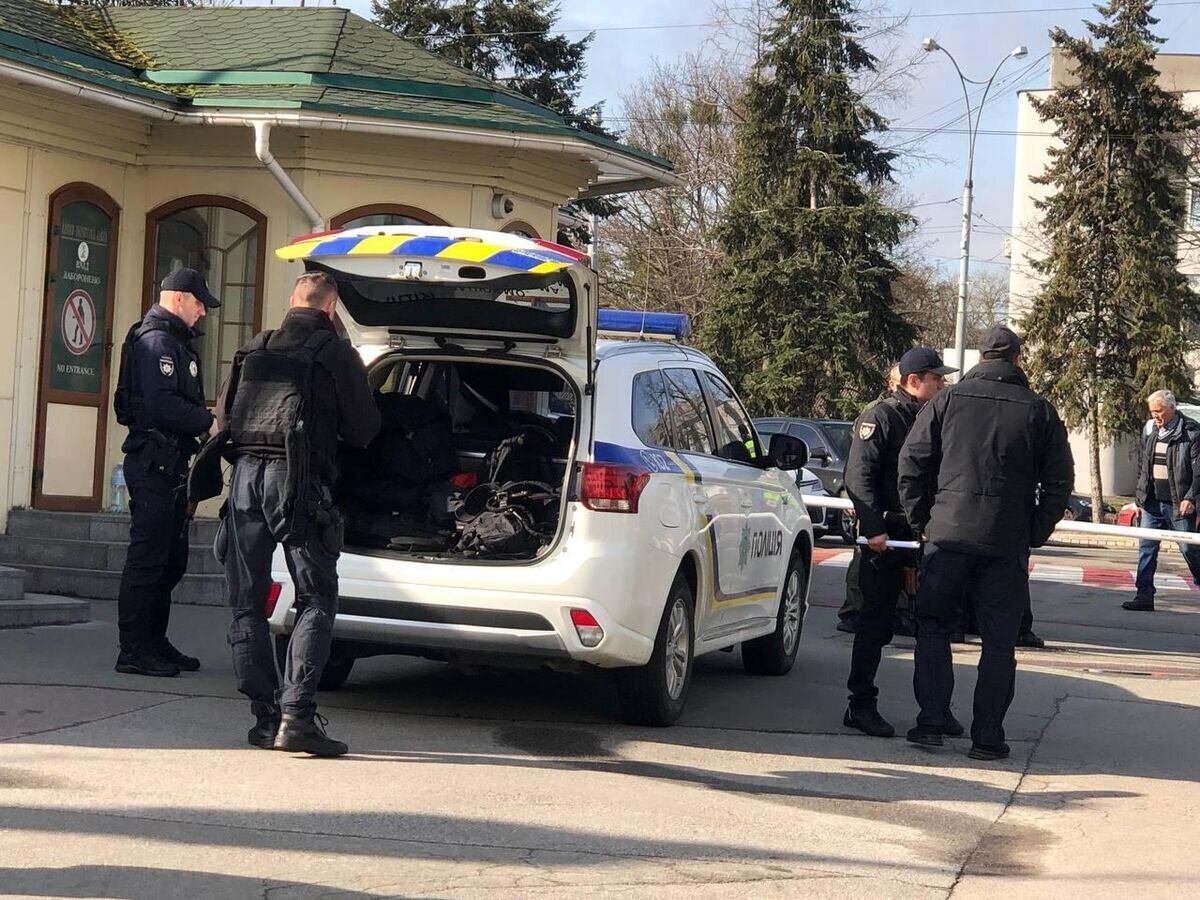    Сотрудники полиции Украины возле Киево-Печерской лавры© Фото : УПЦ