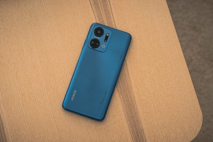    Блок камер у Honor X7a выглядит так, будто в нём только два модуля. Но это маскировка. Источник: yugatech.com