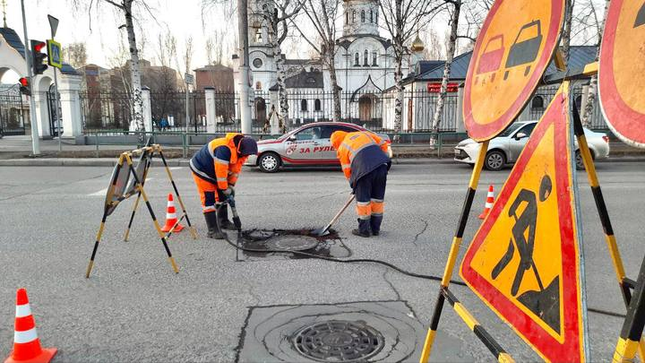 В Новокузнецке начался ямочный ремонт дорог. Фото: Telegram/Сергей Кузнецов 