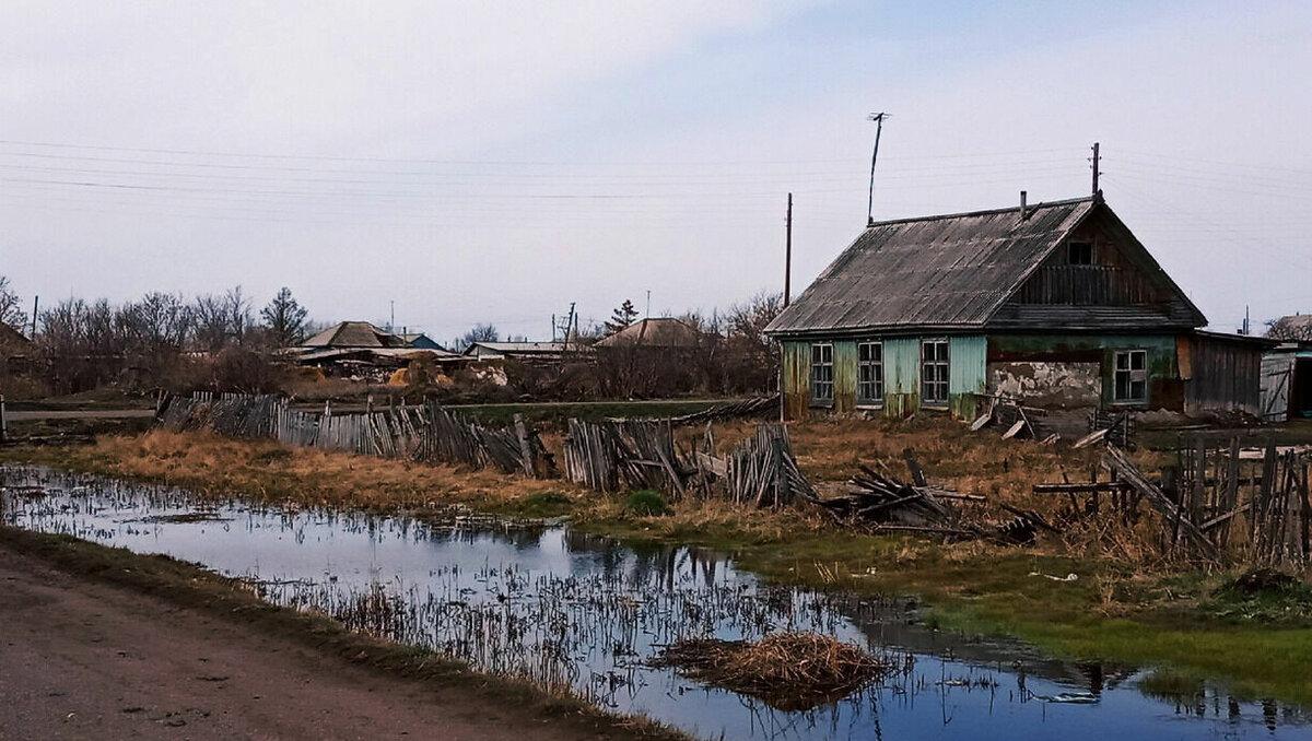     В Удмуртии в санитарно-защитную зону 54 сибиреязвенных захоронений попала жилая застройка, что запрещено законом. Об этом на совещании по ситуации в АПК рассказал начальник ГУ ветеринарии по региону Роман Габдрахманов.