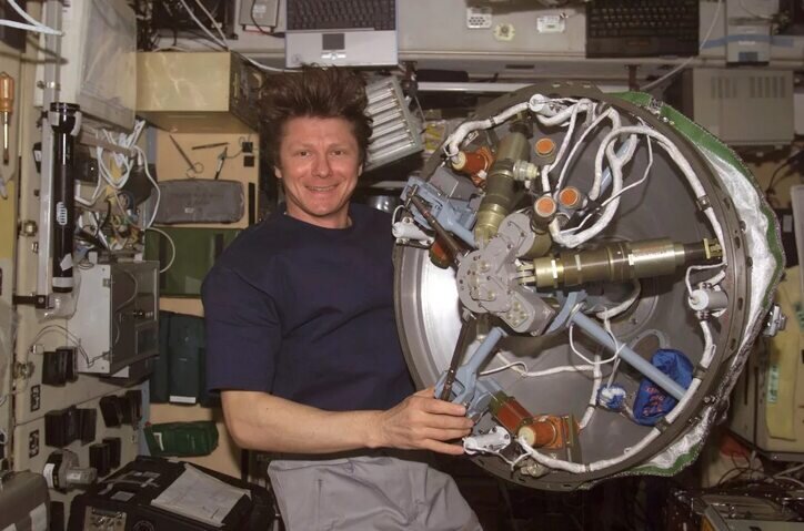 Геннадий Иванович в космическом корабле.