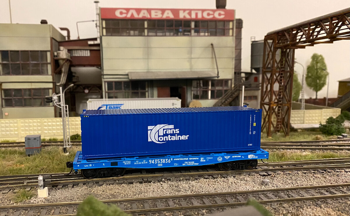 Модель платформы 13-2114К, собранной из набора для самостоятельной сборки платформы 13-401 производства Норкин-модель. Фото rail38