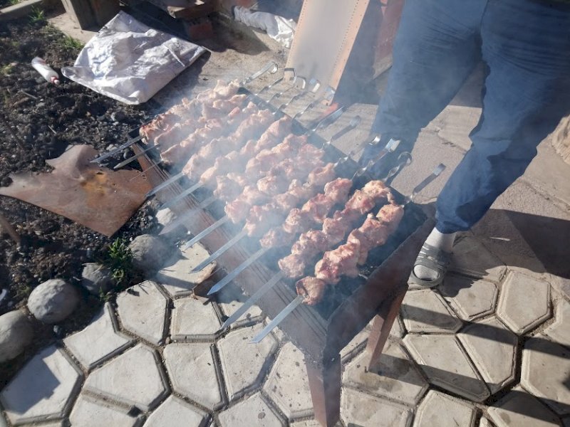 Шашлыки в свердловской области можно ли. Шашлыки на даче. Шашлык на мангале. Майские шашлыки. Жарим шашлык.