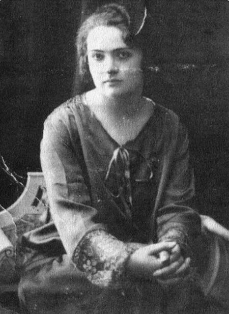 Фотография Неваре согласно книге Харуна Ачбы «Жёны султанов: 1839—1924»