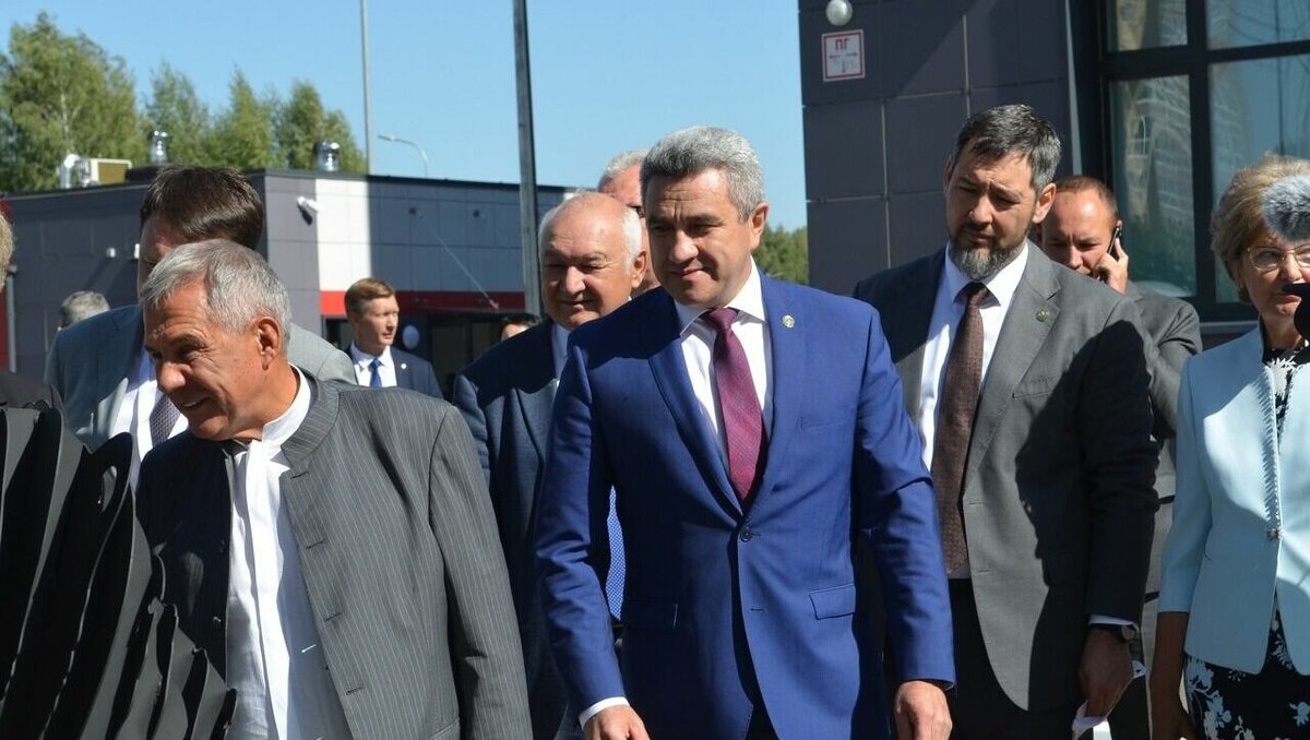     Министр образования и науки республики Ильсур Хадиуллин во время заседания комитета Госсовета по образованию, культуре и национальным вопросам рассказал о жесткой конкуренции между Санкт-Петербургом и Татарстаном.