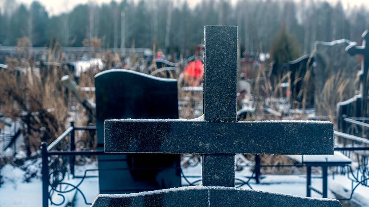 Бусиновское кладбище Москва. Российское кладбище. Кладбище зимой.