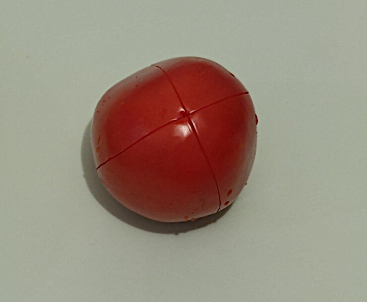 надрезы на помидоре