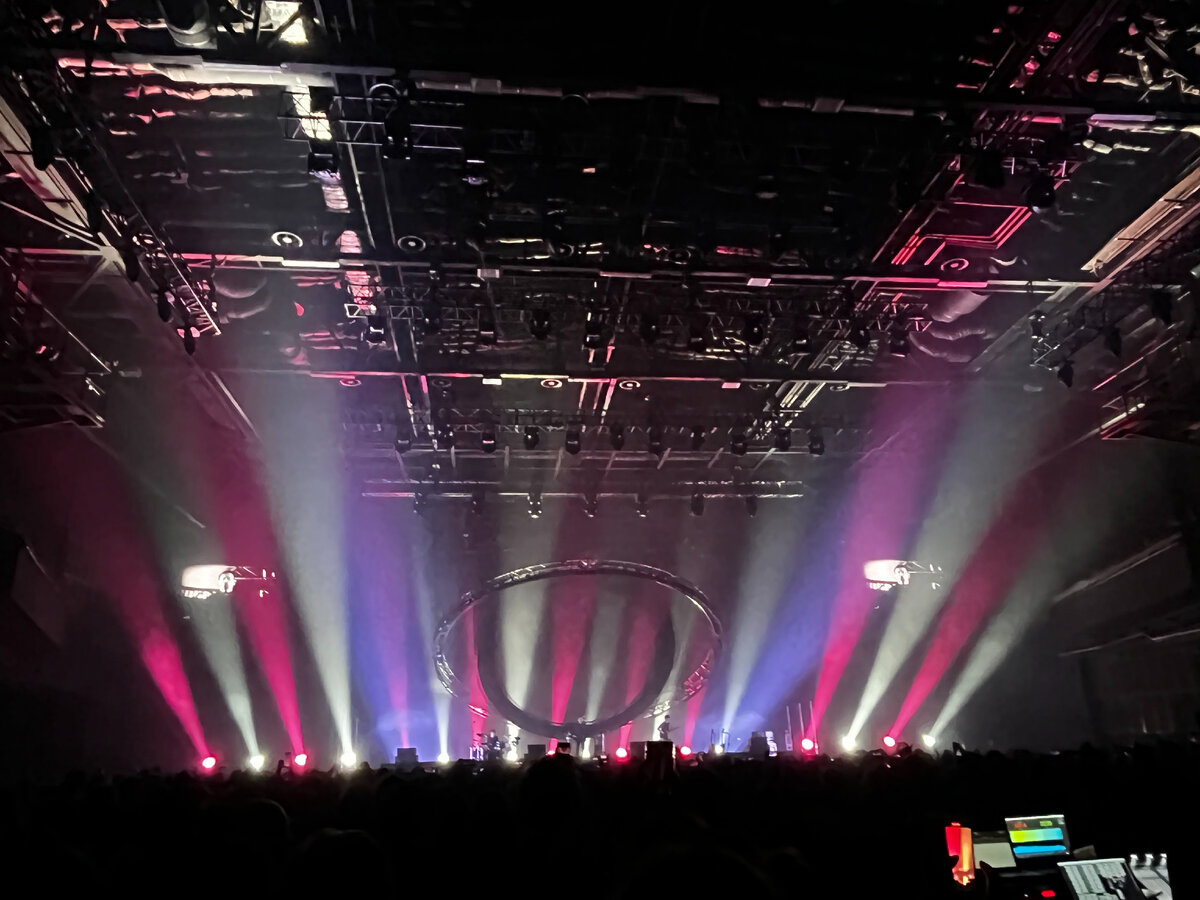 Световое шоу на концерте Дельфина в Москве 07.04.2023г.