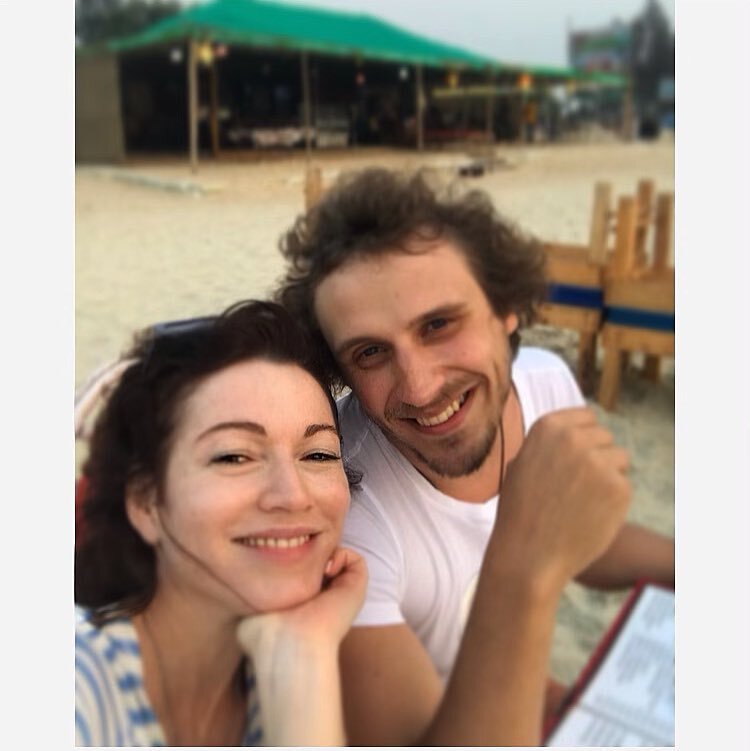 Актёры и музыканты нередко находят пару в творческой среде. Но есть и другие примеры. Гинеколог, стоматолог, экономист, предприниматель — кем ещё работают супруги звёзд?-7
